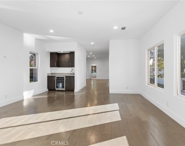 22904 Calvert Street - Photo Thumbnail 24