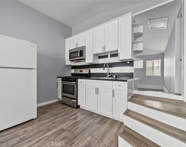 8447 Colbath Avenue - Photo Thumbnail 6