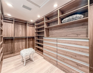 4266 Louise Avenue - Photo Thumbnail 16