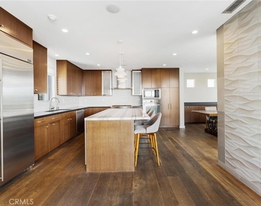 726 Loma Drive - Photo Thumbnail 7