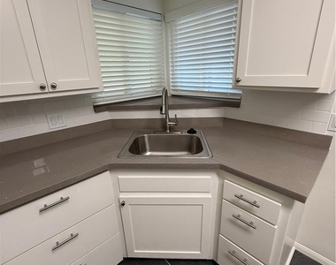 10317 Pinehurst Avenue - Photo Thumbnail 8