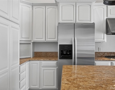415 1/2 Heliotrope Avenue - Photo Thumbnail 2
