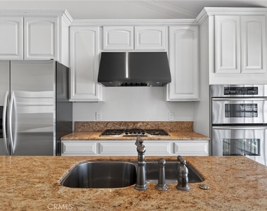 415 1/2 Heliotrope Avenue - Photo Thumbnail 3