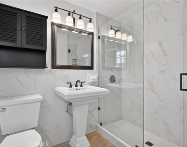 415 1/2 Heliotrope Avenue - Photo Thumbnail 12