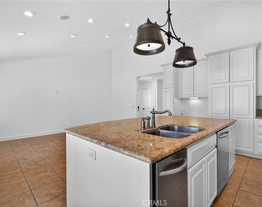 415 1/2 Heliotrope Avenue - Photo Thumbnail 8