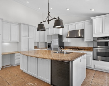 415 1/2 Heliotrope Avenue - Photo Thumbnail 1