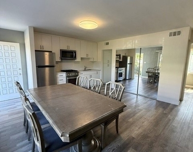 405 W Broadway - Photo Thumbnail 4