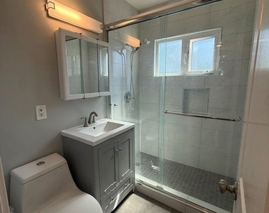 405 W Broadway - Photo Thumbnail 7