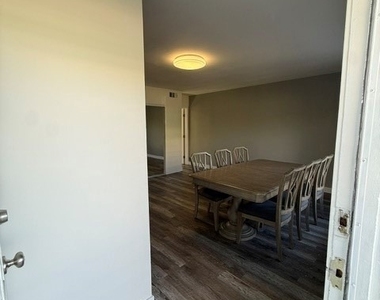 405 W Broadway - Photo Thumbnail 2