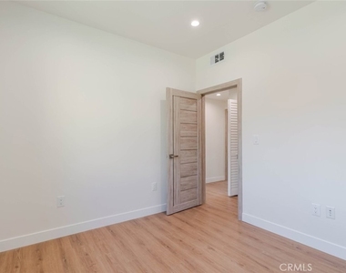 10232 Tujunga Canyon Boulevard - Photo Thumbnail 13