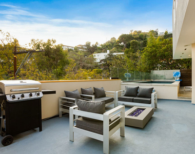 8469 Franklin Avenue - Photo Thumbnail 4