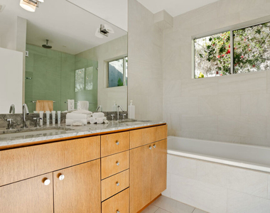 8469 Franklin Avenue - Photo Thumbnail 14