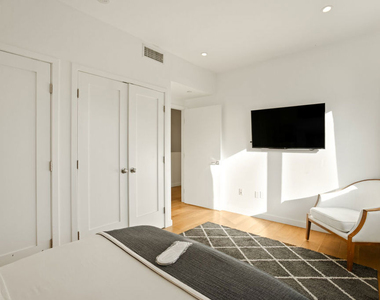 8469 Franklin Avenue - Photo Thumbnail 18