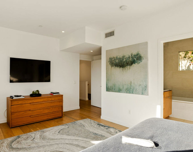 8469 Franklin Avenue - Photo Thumbnail 10