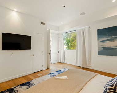 8469 Franklin Avenue - Photo Thumbnail 9