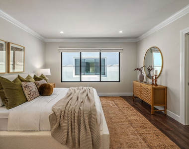 1147 N Beachwood - Photo Thumbnail 7