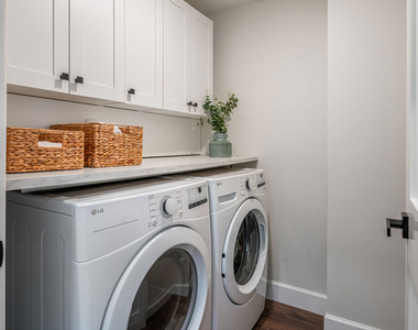1147 N Beachwood - Photo Thumbnail 19
