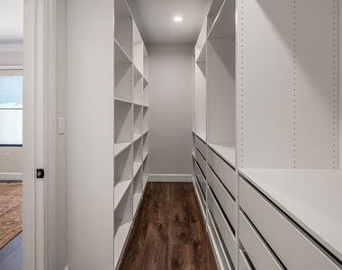 1147 N Beachwood - Photo Thumbnail 18