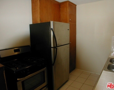 833 N Kingsley Drive - Photo Thumbnail 7