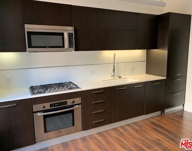 727 W 7th Street - Photo Thumbnail 6