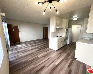 1261 Granville Avenue - Photo Thumbnail 5