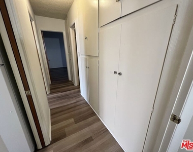 1261 Granville Avenue - Photo Thumbnail 10