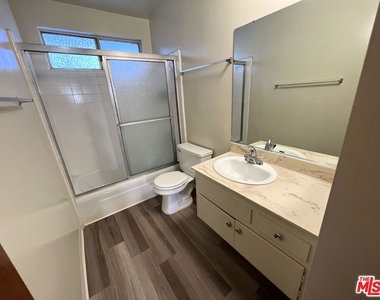 1261 Granville Avenue - Photo Thumbnail 19