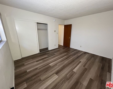 1261 Granville Avenue - Photo Thumbnail 23