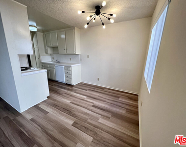 1261 Granville Avenue - Photo Thumbnail 4