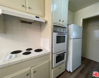1261 Granville Avenue - Photo Thumbnail 9