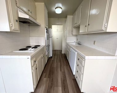 1261 Granville Avenue - Photo Thumbnail 6