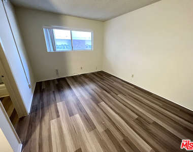 1261 Granville Avenue - Photo Thumbnail 11