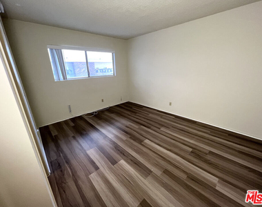 1261 Granville Avenue - Photo Thumbnail 12