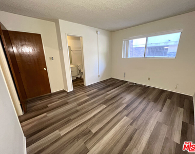 1261 Granville Avenue - Photo Thumbnail 15
