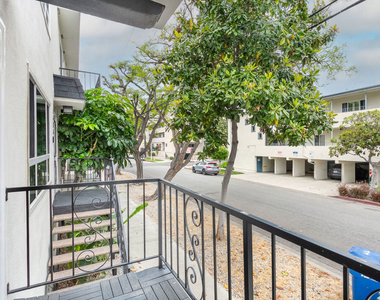 560 N Kings Road - Photo Thumbnail 8