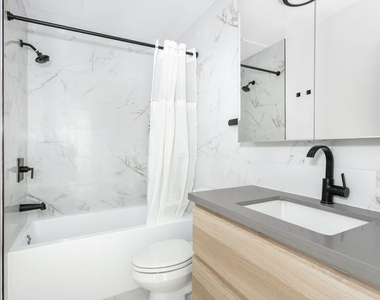 560 N Kings Road - Photo Thumbnail 5