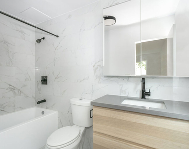 560 N Kings Road - Photo Thumbnail 7