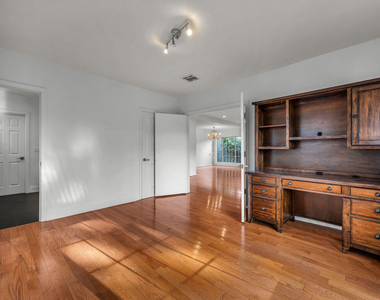 922 S Bundy Drive - Photo Thumbnail 9