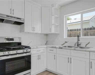 19122 Bessemer Street - Photo Thumbnail 5