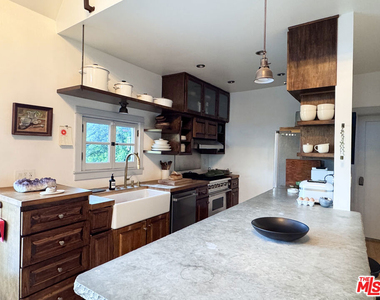 814 E Edgeware Road - Photo Thumbnail 3