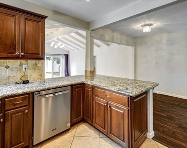 6200 Jamieson Avenue - Photo Thumbnail 9