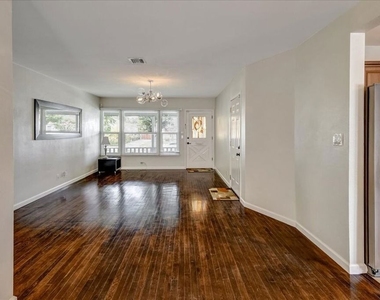6200 Jamieson Avenue - Photo Thumbnail 7