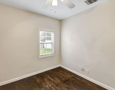 6200 Jamieson Avenue - Photo Thumbnail 25