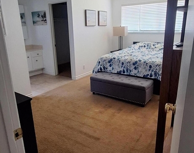 2318 Medina Avenue - Photo Thumbnail 1