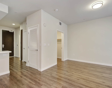680 S Berendo St - Photo Thumbnail 5