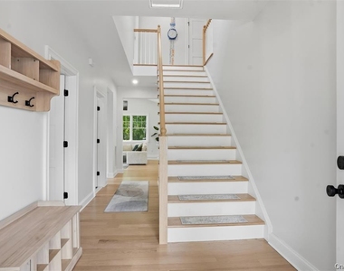 33 Howland Avenue - Photo Thumbnail 3