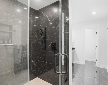 33 Howland Avenue - Photo Thumbnail 20