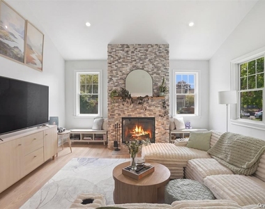 33 Howland Avenue - Photo Thumbnail 4