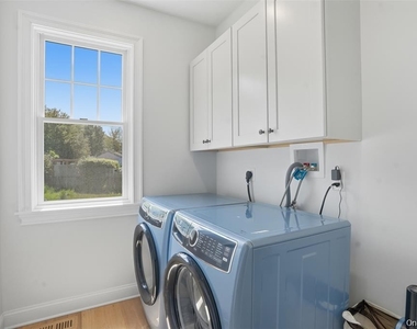 33 Howland Avenue - Photo Thumbnail 14