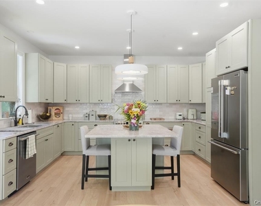 33 Howland Avenue - Photo Thumbnail 7